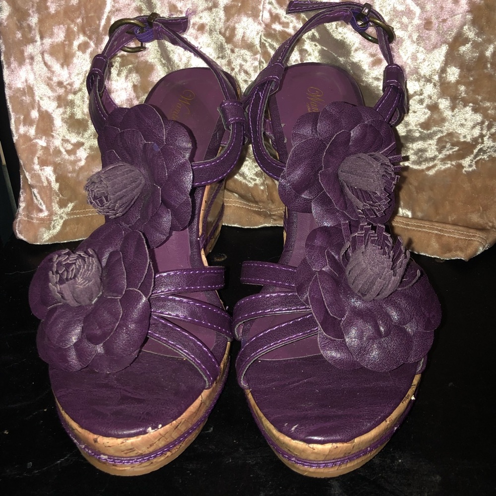 Plum wanted straps wedge sandals with flowers 🌸